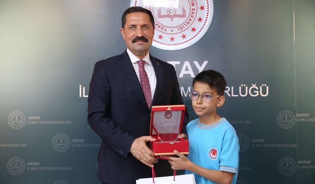 Hatay'da bursluluk sınavında tam puan alan öğrenciler ödüllendirildi