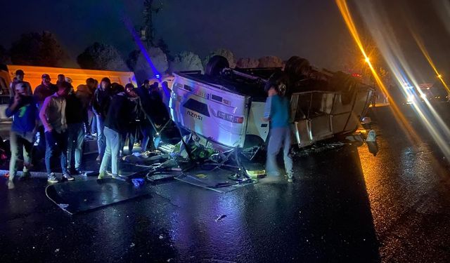 Hatay'da devrilen midibüsteki 25 tarım işçisi yaralandı