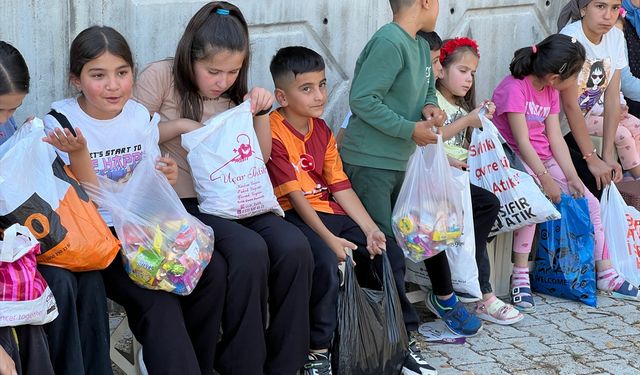 Kaş'ta 1 asırdır süren "şeker dağıtma" geleneği çocukların yüzünü güldürdü