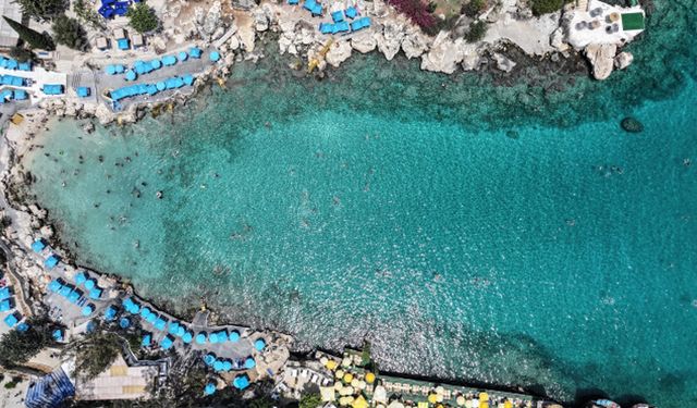 Mersin'deki plajlar bayram tatilini denizde geçirmek isteyenleri ağırlıyor