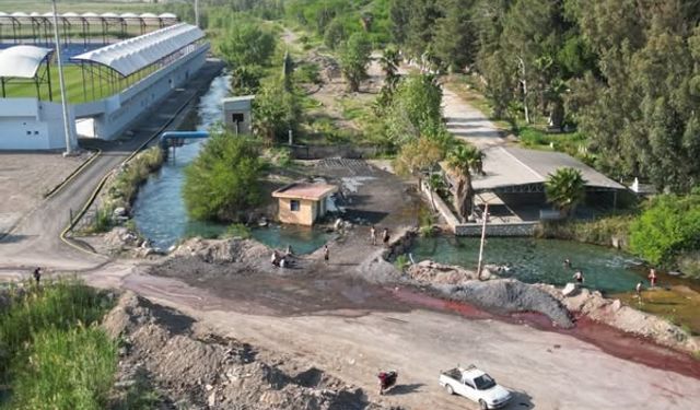 Termometreler 45’i Gördü, Halk Buz Gibi Ilıcalara Koştu