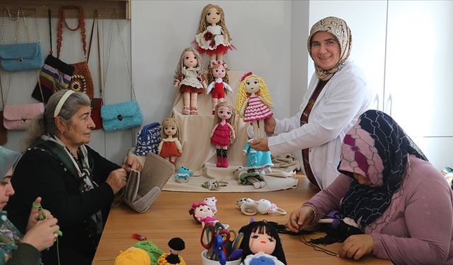 Depremzede kadınlar konteyner kente kurulan atölyede el sanatlarıyla tanışıyor