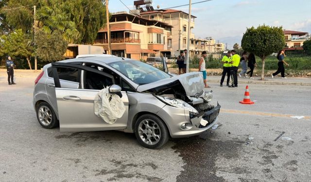 Hatay'da 3 aracın karıştığı zincirleme kazada 1 kişi ağır yaralandı