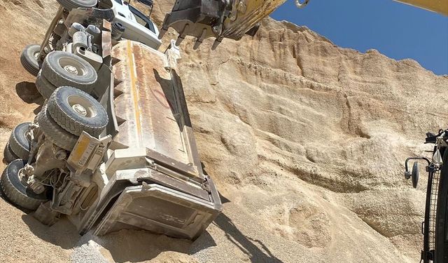 Hatay'da devrilen kamyonun şoförü yaralandı