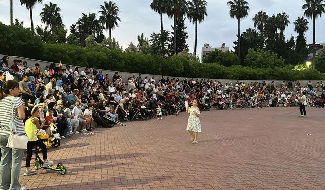 İskenderun'da açık hava sinema etkinliği düzenlendi