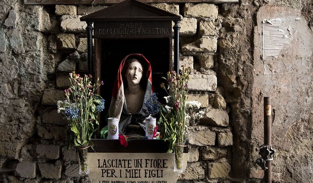 Napoli’de Madonna Heykeli Filistinliye Dönüştü