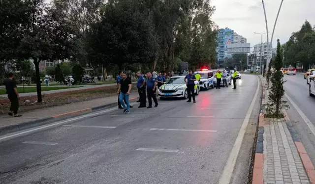 Adana'da refüje ve aydınlatma direğine çarpan motosikletin sürücüsü öldü