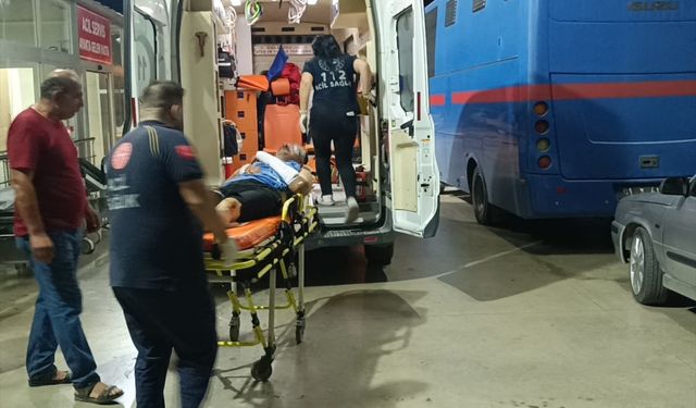 Adana'da devrilen motosikletteki 2 kişi yaralandı