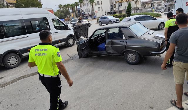 Adana'da iki otomobilin çarpıştığı kazada 3 kişi yaralandı