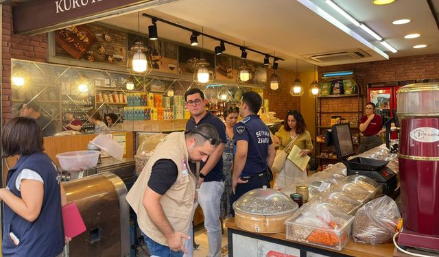 Adana'da kuru yemişçide bulunan sağlıksız ürünler imha edildi