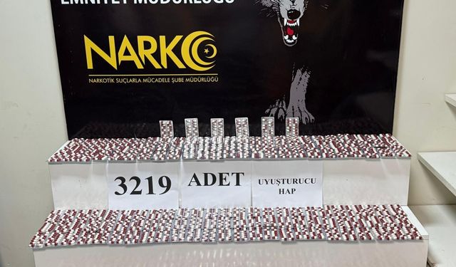 Adana'da otomobilde 3 bin 219 uyuşturucu etkili hap ele geçirildi