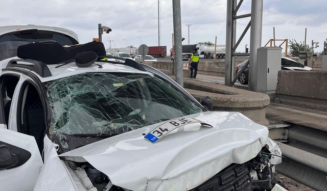 Adana'da otoyol gişesinin beton bölümüne çarpan cipin sürücüsü yaralandı
