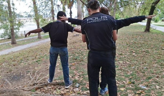 Adana'da park ve sokaklar uyuşturucu satıcılarına yönelik denetim yapıldı