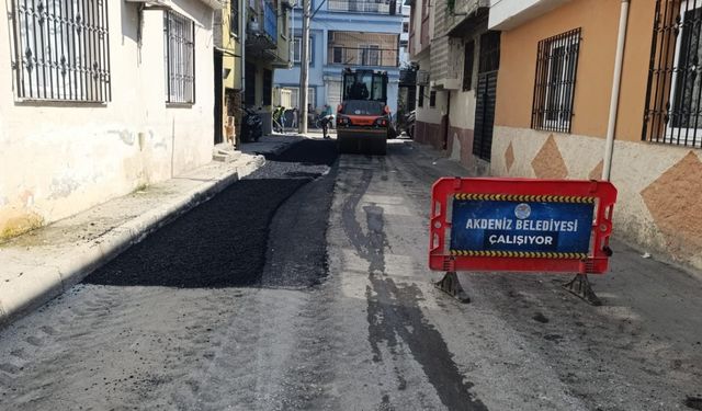 Akdeniz ilçesinin sokaklarında yenileme ve düzenleme çalışması yapılıyor