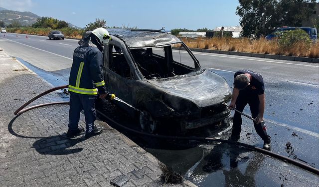 Alanya'da seyir halindeyken alev alan taksi kullanılamaz hale geldi