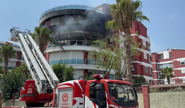 Antalya'da apartmanda çıkan yangında dumandan etkilenen 3 kişi hastaneye kaldırıldı