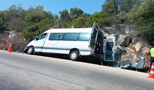 Antalya'da tur minibüsünün kayalıklara çarpması sonucu 17 kişi yaralandı