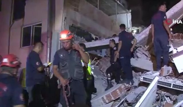 Balıkesir Sındırgı’da Yıkılan Binadan 6 Kişi Sağ Çıkarıldı