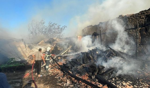 Burdur'da kaynak sırasında çıkan yangında ev, araç, ahır zarar gördü, 3 buzağı telef oldu