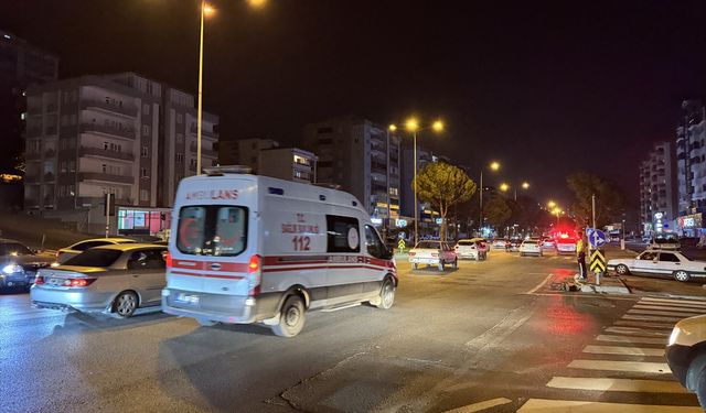 Kahramanmaraş'ta polis aracı ile otomobilin çarpıştığı kazada 2'si polis 5 kişi yaralandı