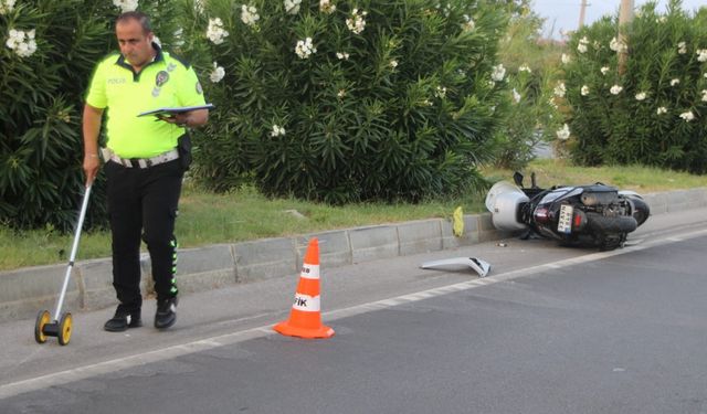 Mersin'de motosikletin çarptığı yaya ve sürücü yaralandı