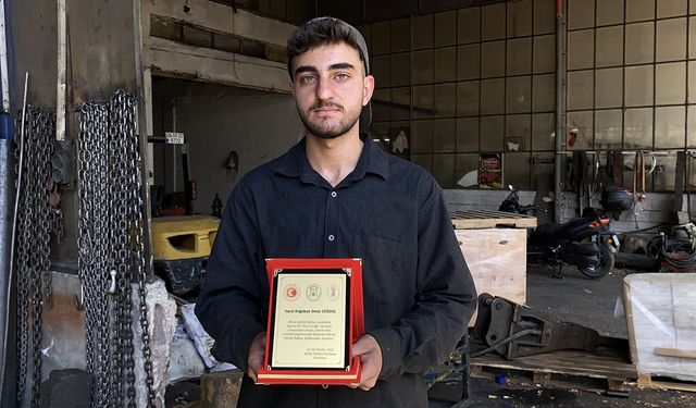 Isparta'da 'ilin çırağı'na plaket verildi