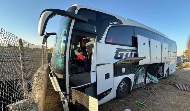Mersin’de Yolcu Otobüsü Bariyerlere Çarptı: 13 Yaralı