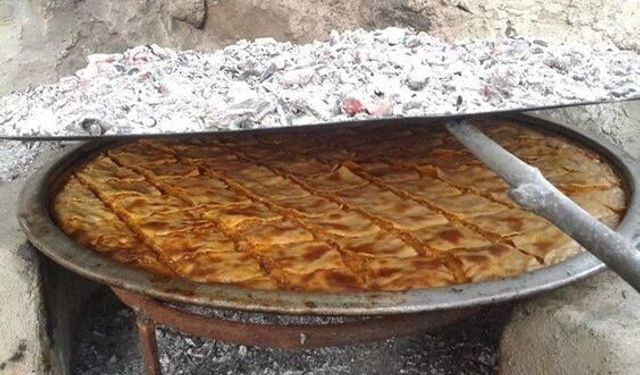 Osmaniye'nin Meşhur Etli Kömbesi Damak Çatlatıyor