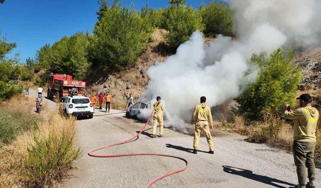 Serik'te yanan araca orman ekipleri müdahale etti