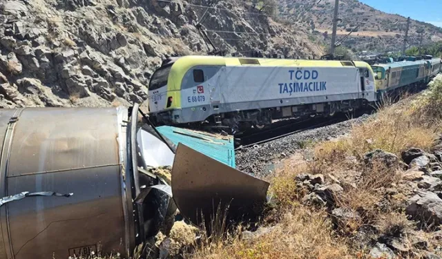 Malatya’da İki Yük Treni Kafa Kafaya Çarpıştı