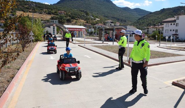 Bucak'ta ilkokul öğrencilerine trafik eğitimi verildi