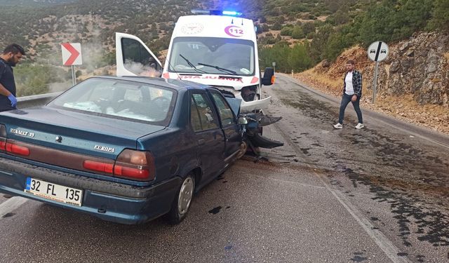 Burdur'da ambulans ile otomobilin çarpıştığı kazada 4 kişi yaralandı