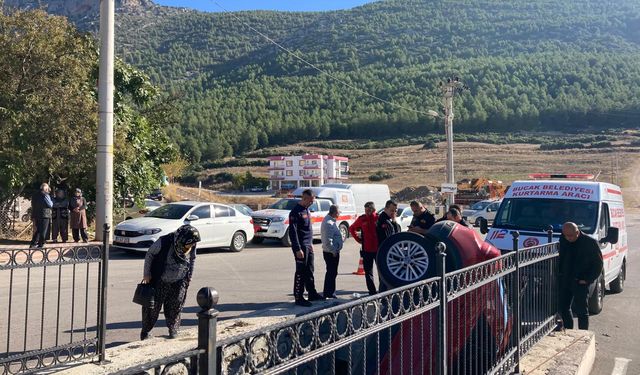 Burdur'da dereye devrilen otomobilin sürücüsü yaralandı