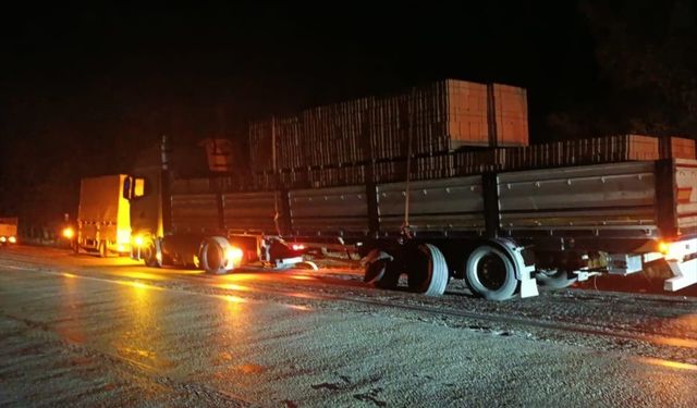 Burdur'da otomobille tırın çarpıştığı kazada 1 kişi öldü, 2 kişi yaralandı