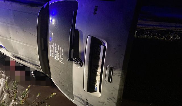 Burdur'da şarampole devrilen hafif ticari aracın sürücüsü öldü