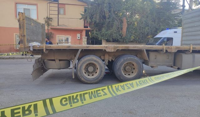 Isparta'da kamyon ile motosikletin çarpıştığı kazada 1 kişi öldü, 1 kişi yaralandı