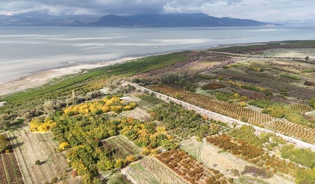 Isparta'da sonbahar renklerine bürünen Eğirdir Gölü havadan görüntülendi