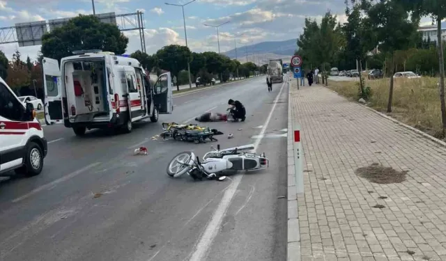 Afyonkarahisar’da Feci Kaza: Tırın Çarptığı Motosikletteki İki Genç Öldü