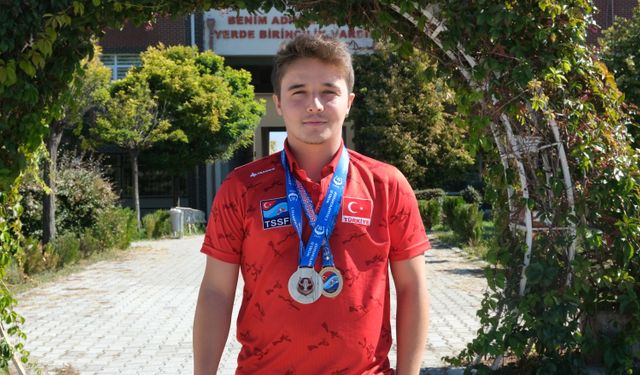 SDÜ'lü Yılmaz, Sualtı Fotoğraf ve Video Dünya Şampiyonası'ndan gümüş madalya ile döndü