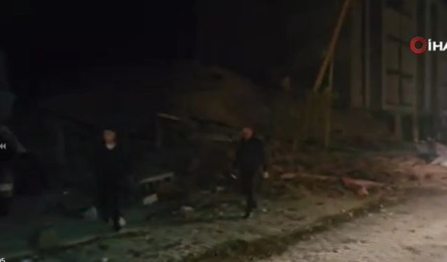 Sındırgı Depreminde Üç Bina Yıkıldı AFAD ve Kurtarma Ekipleri Sahada