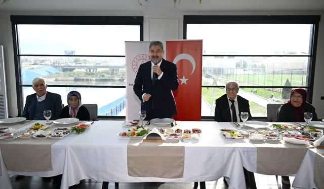 Vali Yılmaz, Özden Huzurevi Sakinleriyle Kahvaltıda Bir Araya Geldi