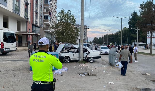 Adana'da elektrik direğine çarpan otomobildeki 3 kişi yaralandı