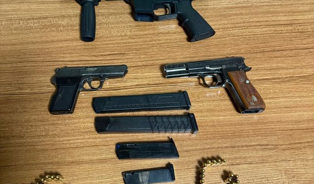 Adana'da evlerinde ruhsatsız 3 tabanca ele geçirilen iki kardeş tutuklandı