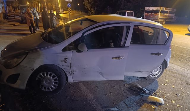 Adana'da iki otomobilin çarpıştığı kazada 3 kişi yaralandı