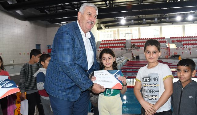 Adana'da yüzme öğrenen öğrencilere sertifikaları verildi