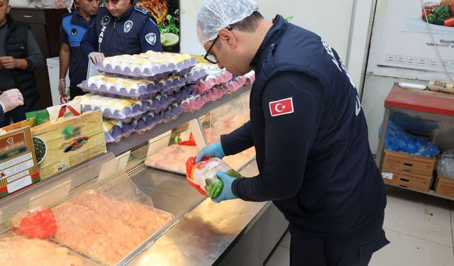 Akdeniz ilçesinde gıda ürünü satan işletmeler denetlendi