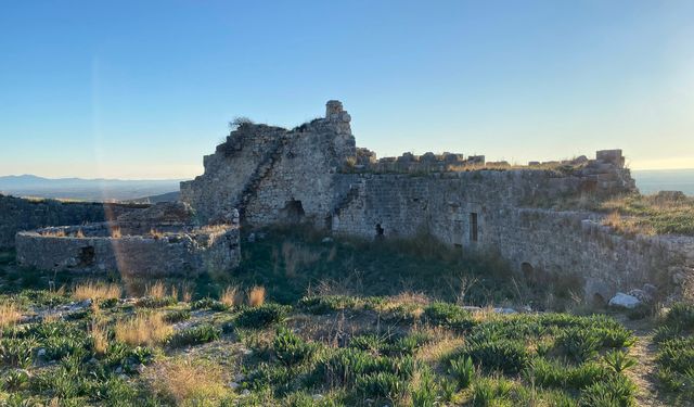 Anavarza Kalesi Çukurova’nın Tarih Hazinesi Ziyaretçilerini Bekliyor