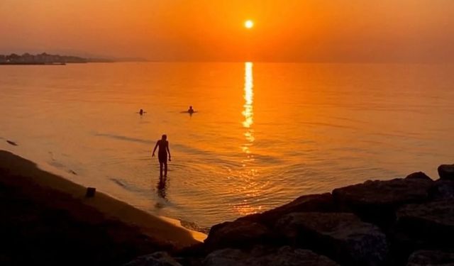 Arsuz Karaağaç Sahilinde Gün Batımı Büyülüyor