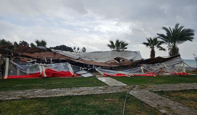 Bozyazı ilçesinde şiddetli rüzgar çatıları uçurdu