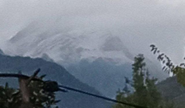 Düldül Dağı’na Mevsimin İlk Karı Düştü Coşku Yaşandı